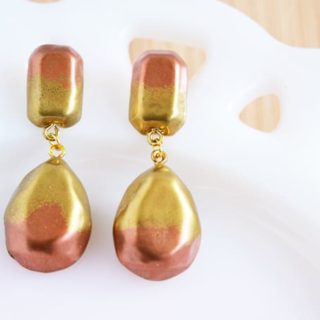Use a Mod Melt mold and embossing tools to create simple, gem drop DIY earrings with a two tone copper & gold effect! Perfect for yourself or as a gift.