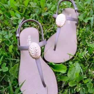 how to decorate sandals at home