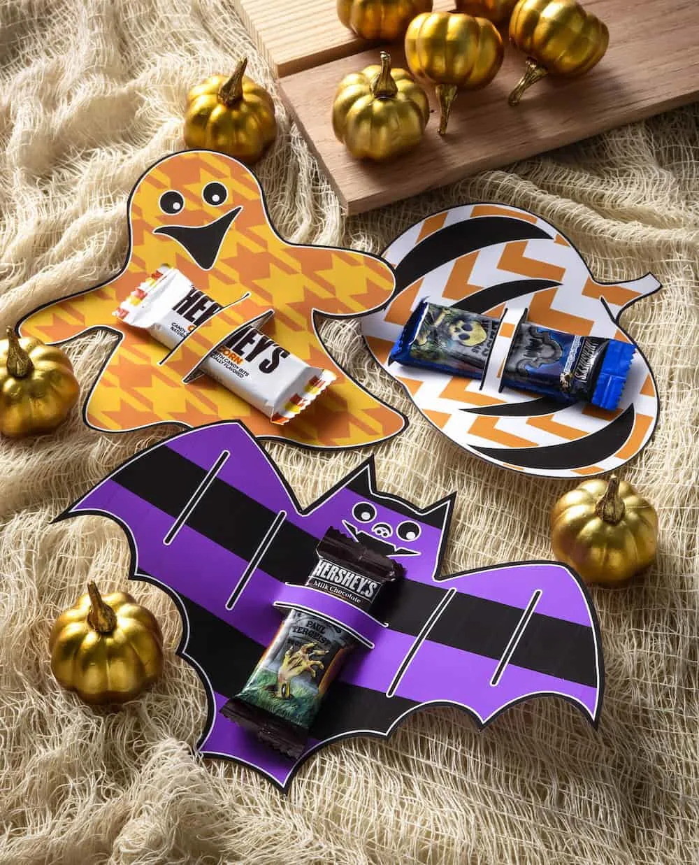 These Halloween candy bar wrappers are perfect for using as party favors, or for passing out to trick or treaters . . . and they're free!