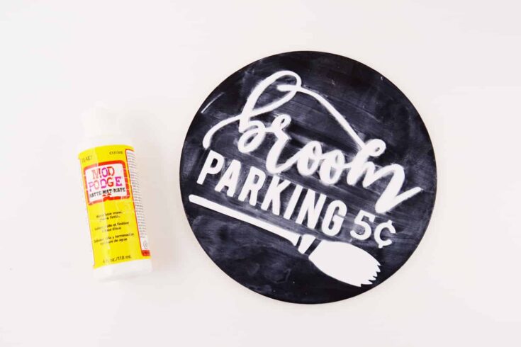 This small broom parking sign is such a cute Halloween craft - perfect for your front door if you're a renter, a door hanger or even a wreath adornment!
