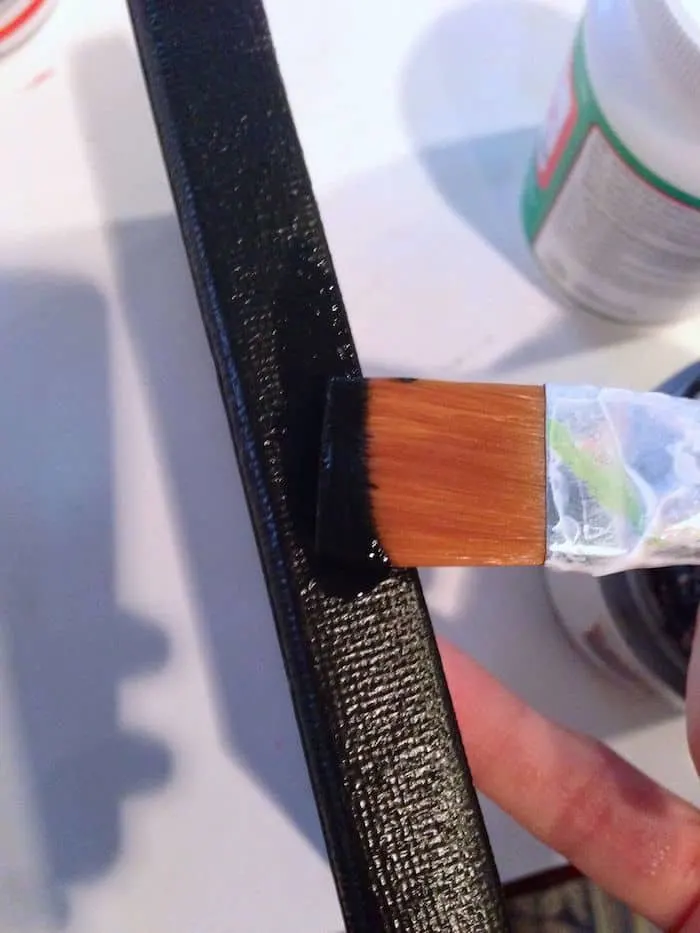 Painting the edges of the canvas with black paint