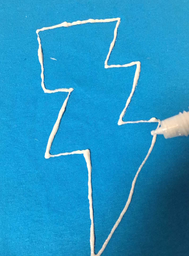 Drawing a lightning bolt on a t-shirt with Mod Podge