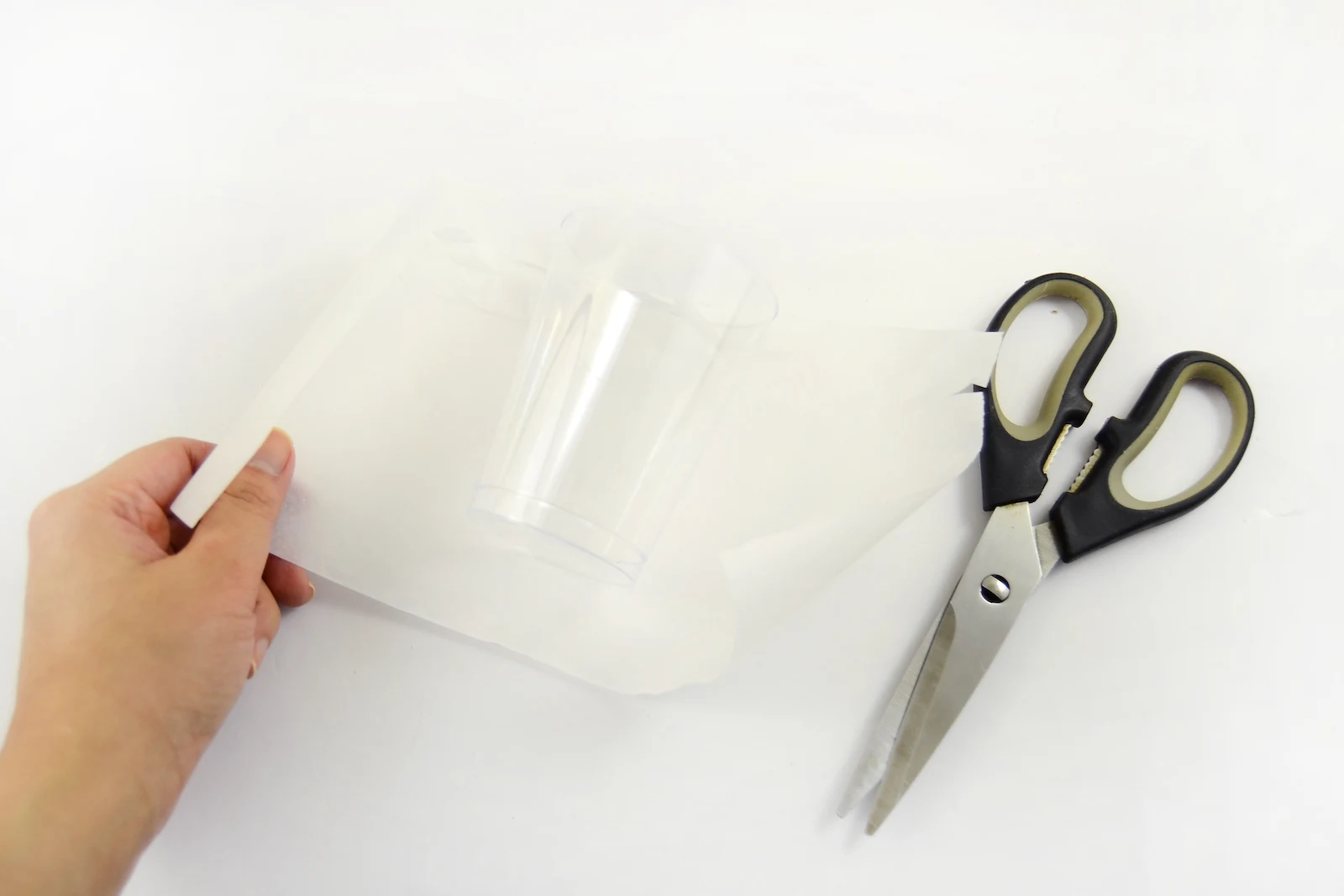 Wrapping a plastic cup with parchment paper