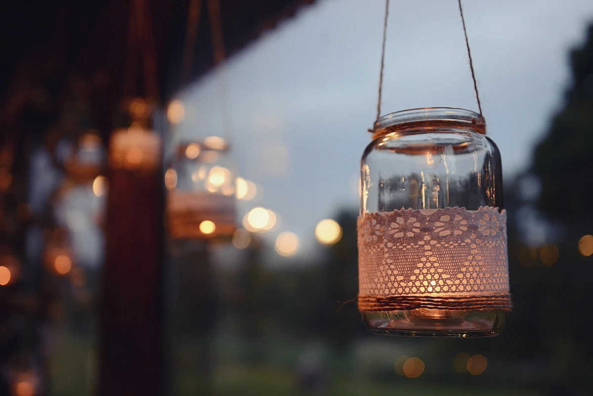Easy-mason-jar-lantern-made-with-lace