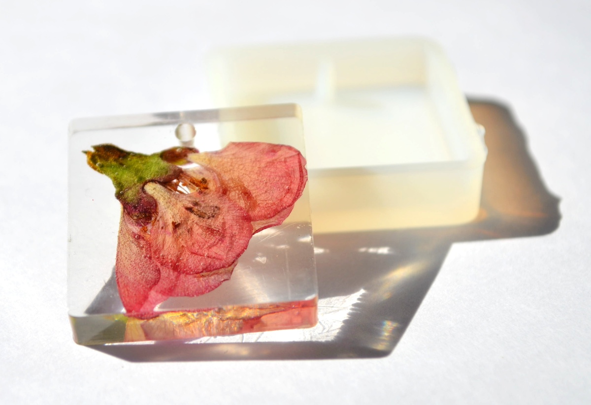 How-to-preserve-flowers-in-resin