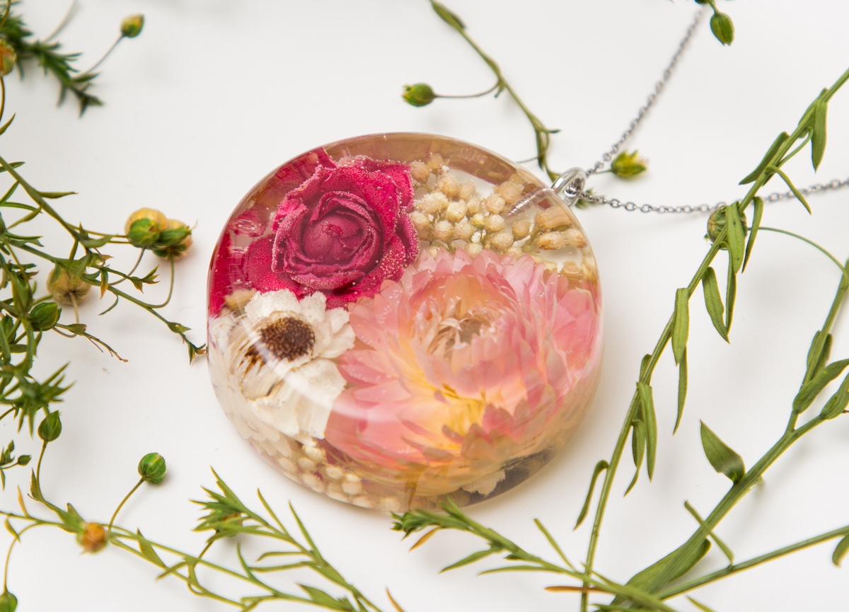 How to Preserve Flowers in Resin
