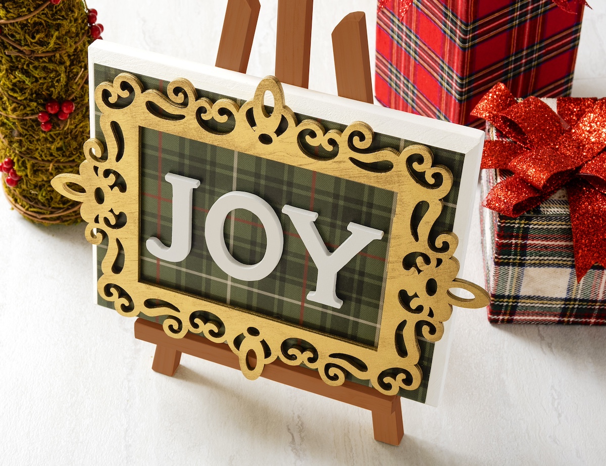 Faça uma placa de Natal com as letras de madeira JOY para decoração