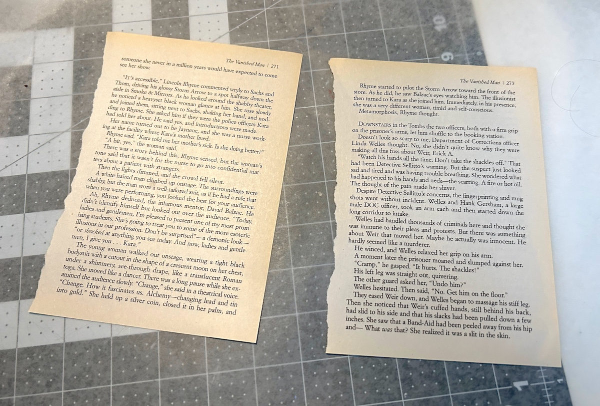 páginas do livro arrancadas e colocadas sobre uma superfície de trabalho