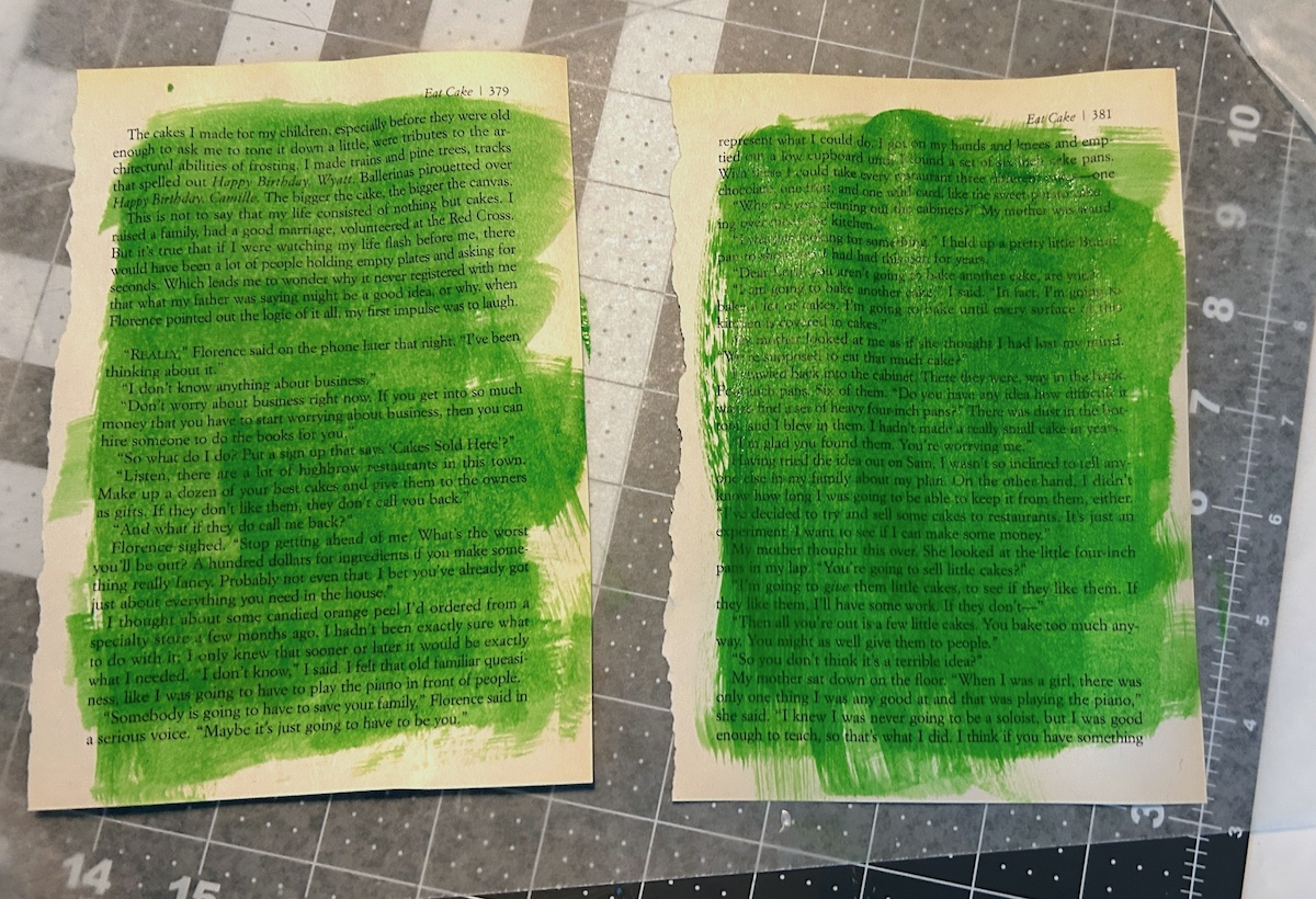 duas páginas de livro pintadas com tinta verde brilhante