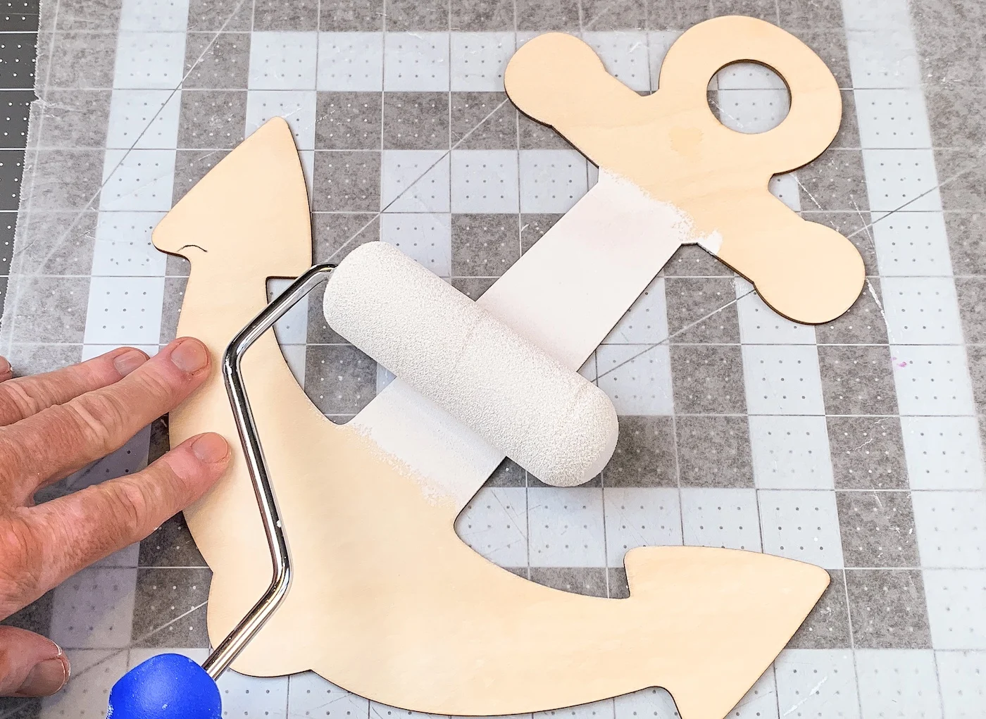 Painting a wood anchor with white craft paint
